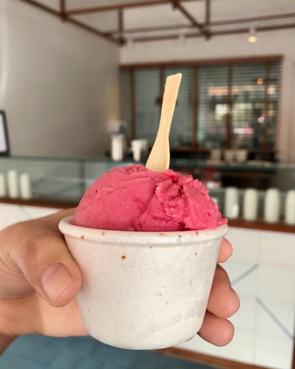 Sorvete no copinho dentro da loja